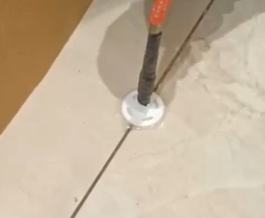 磐安瓷砖空鼓维修公司专业解答瓷砖在铺贴过程中，如果没有涂抹均匀到位的粘结材料（如水泥砂浆或瓷砖胶），可能会导致以下问题